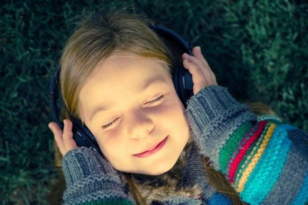 girl-listen-recording-stop-bedwetting-1